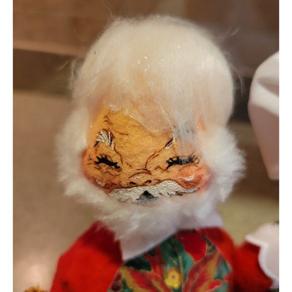 ANNALEE '96 SANTA & MRS. CLAUS, Figurine, 9" on Display Stand Meredith NH, USA - Picture 2 of 7
